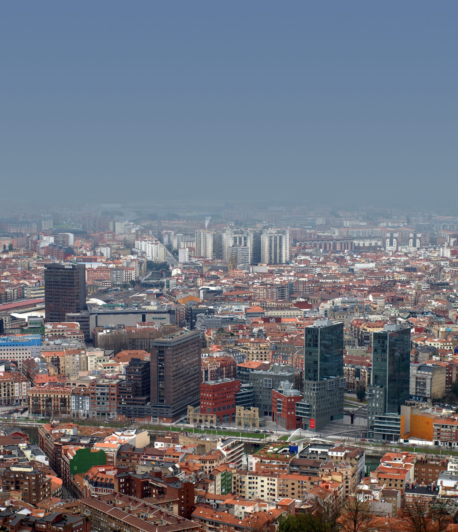Bilbao visto desde Artxanda, con la ría abajo y el cielo abierto