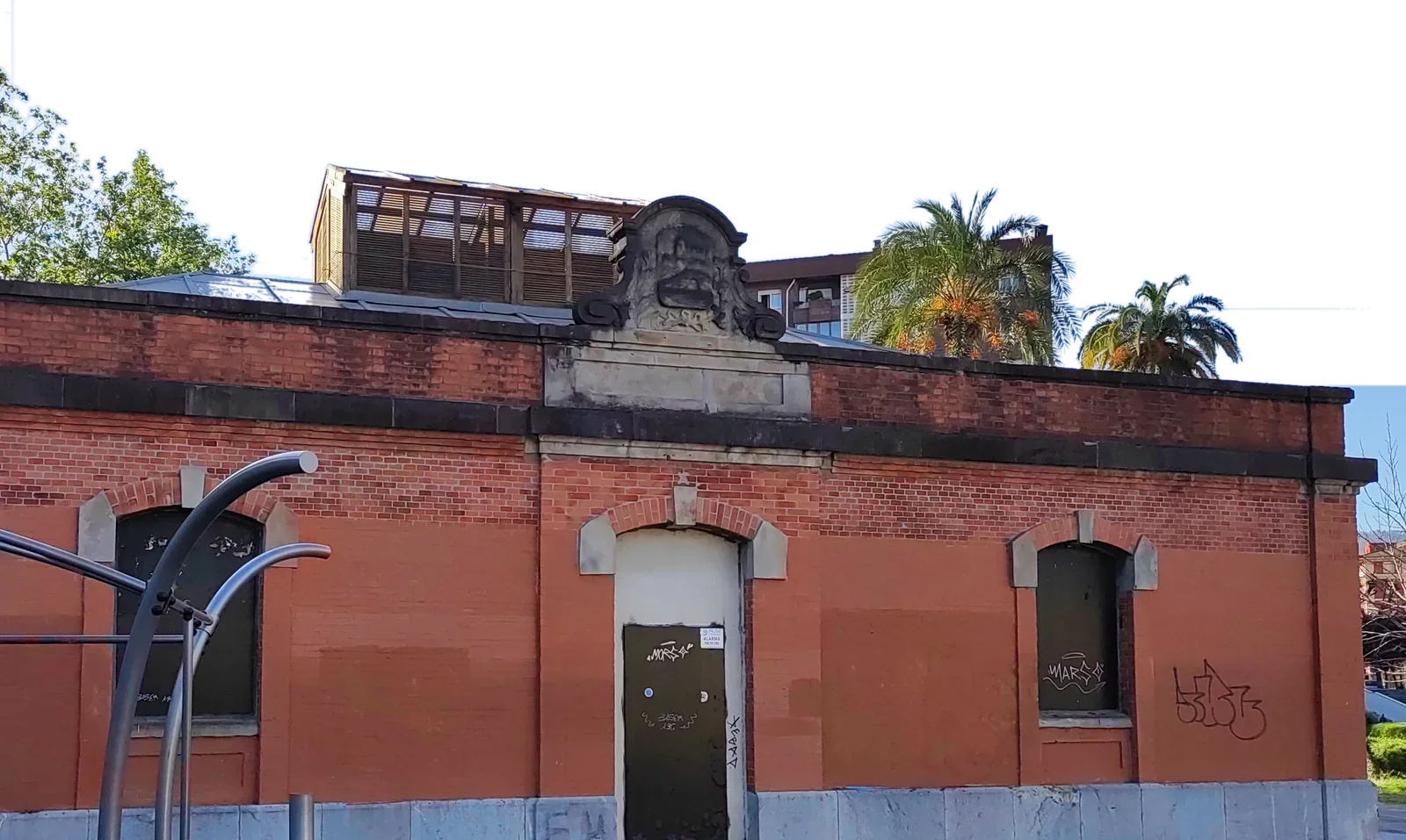 La estación de bombeo de Elorrieta y su chimenea, contra el cielo