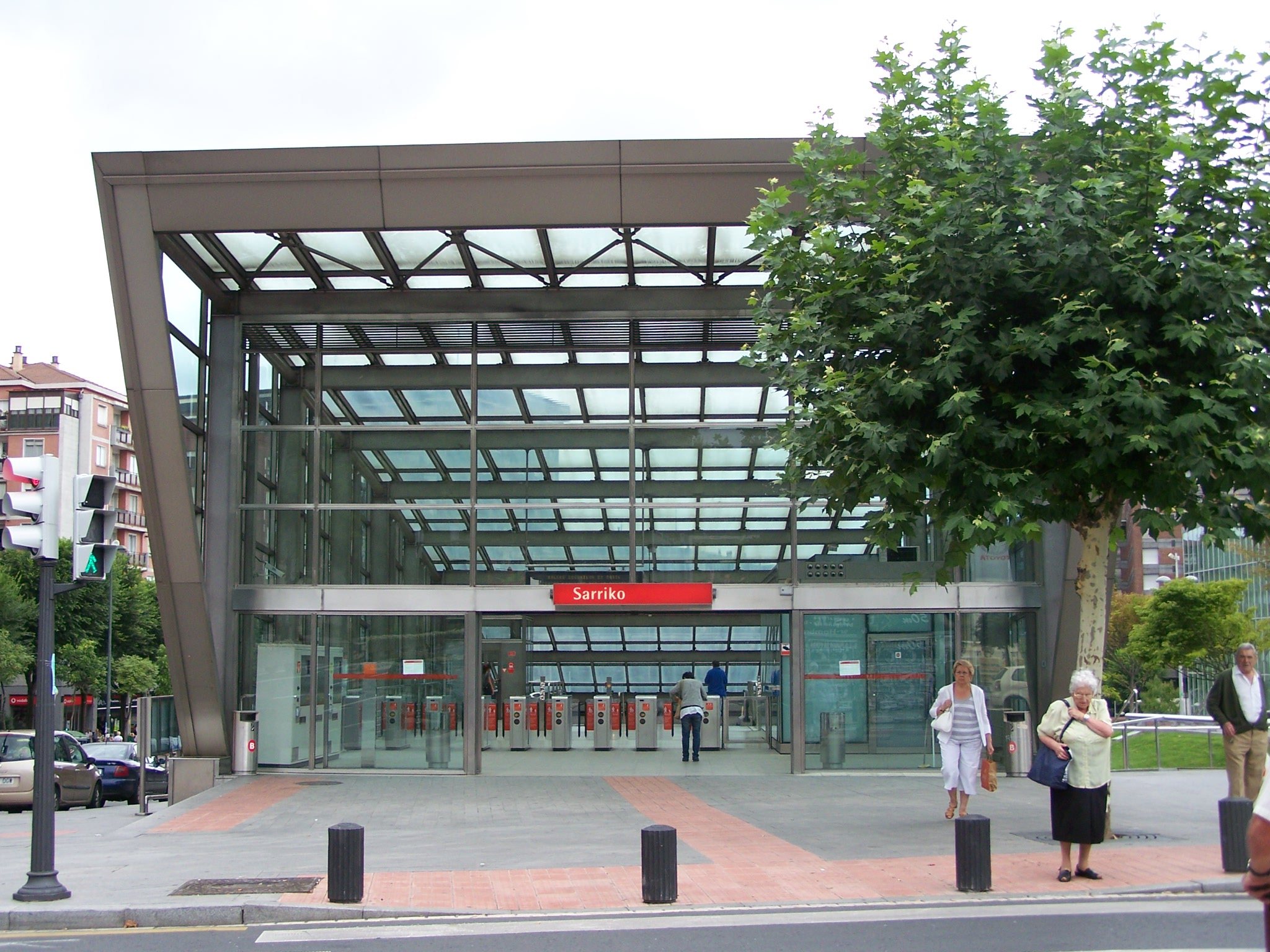 La entrada de la estación de Sarriko, bajo la marquesina de cristal